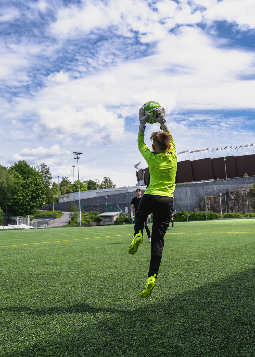 A goalkeeper training one-on-one with a GATO Academy coach